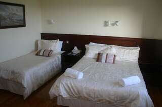 Отели типа «постель и завтрак» Portarra Lodge Guesthouse Moycullen Трехместный номер-2